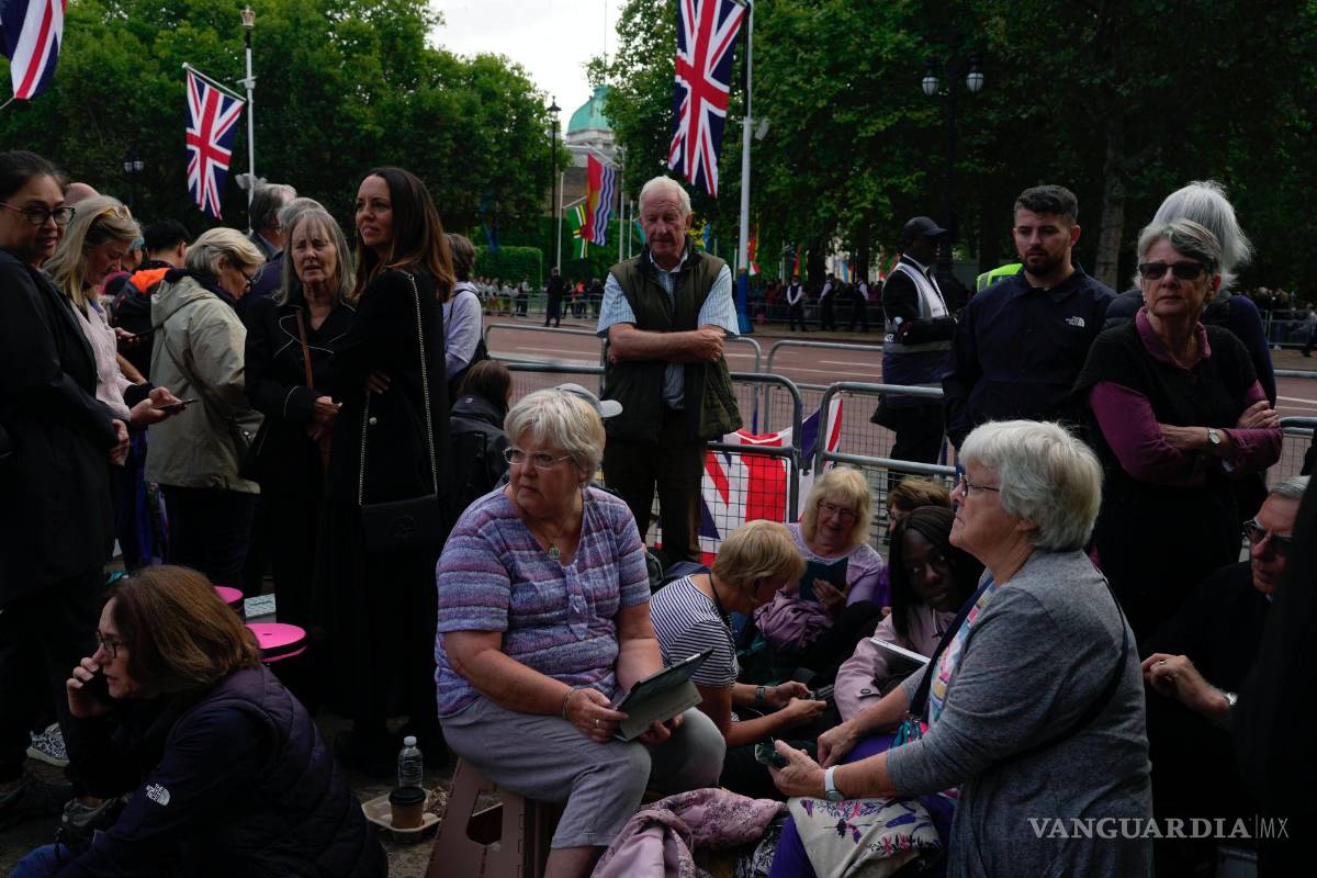 $!La gente se reúne para la procesión del ataúd de la reina Isabel II desde el Palacio de Buckingham hasta el Westminster Hall, en Londres.