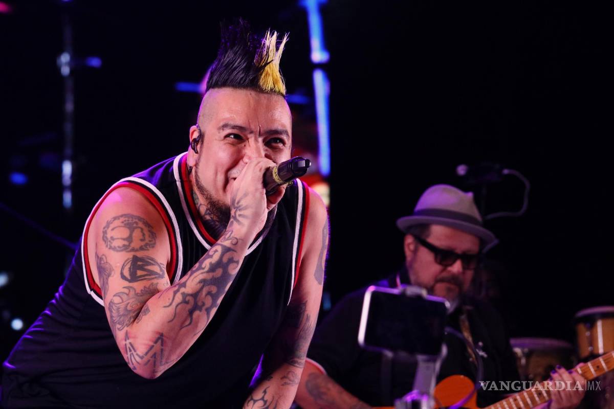 $!Cano Hernández, vocalista de la banda, cautivó al público con su potente voz y su destreza musical en la Feria Saltillo 2024.