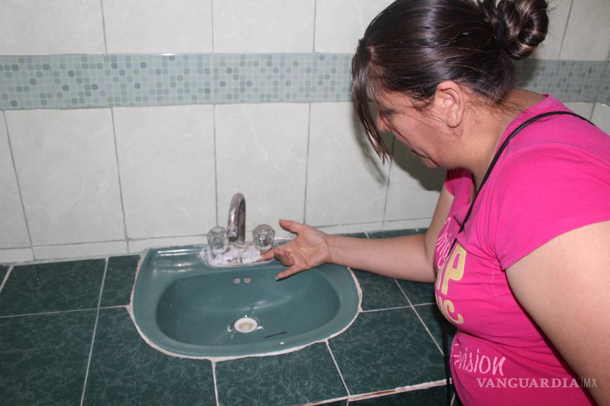 “El agua salitrosa nos está comiendo", dicen vecinos de colonia de Torreón