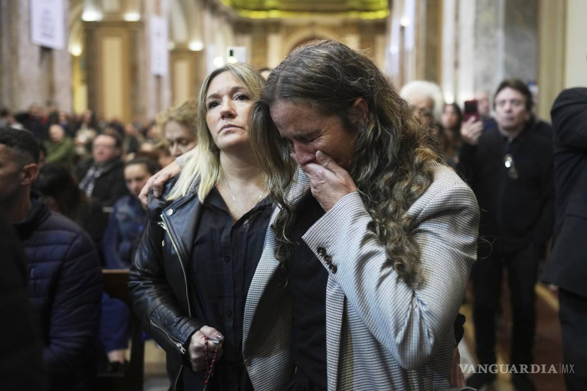 $!Un mujer llora durante la misa en la Catedral de Buenos Aires, Argentina, luego del anuncio del Vaticano sobre la muerte del Papa Francisco.