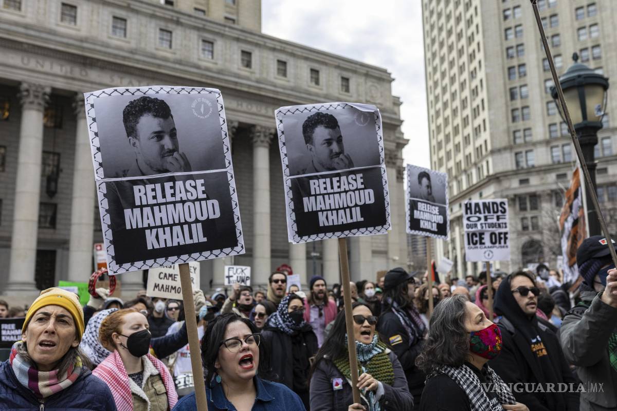 $!Una multitud se reúne en Foley Square, frente al tribunal federal de Manhattan, en apoyo a Mahmoud Khalil, el miércoles 12 de marzo de 2025, en Nueva York.