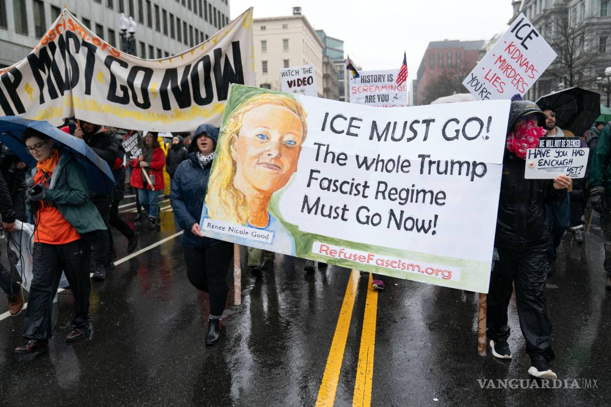 $!Manifestantes marchan frente a la Casa Blanca en Washington contra el agente del ICE que disparó fatalmente a Renee Nicole Good en Minneapolis.