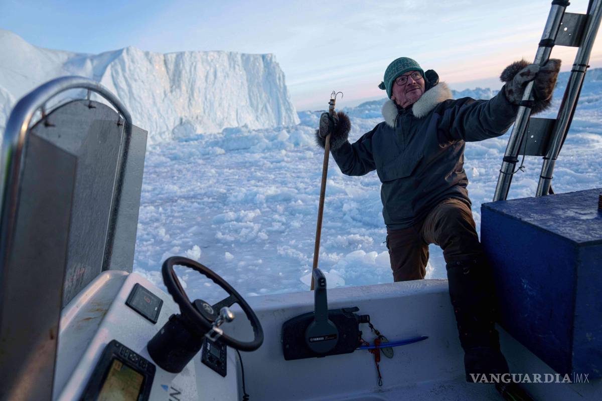 $!Jørgen Kristensen sube a un bote cerca de un iceberg en la bahía Disko cerca de Ilulissat, Groenlandia.