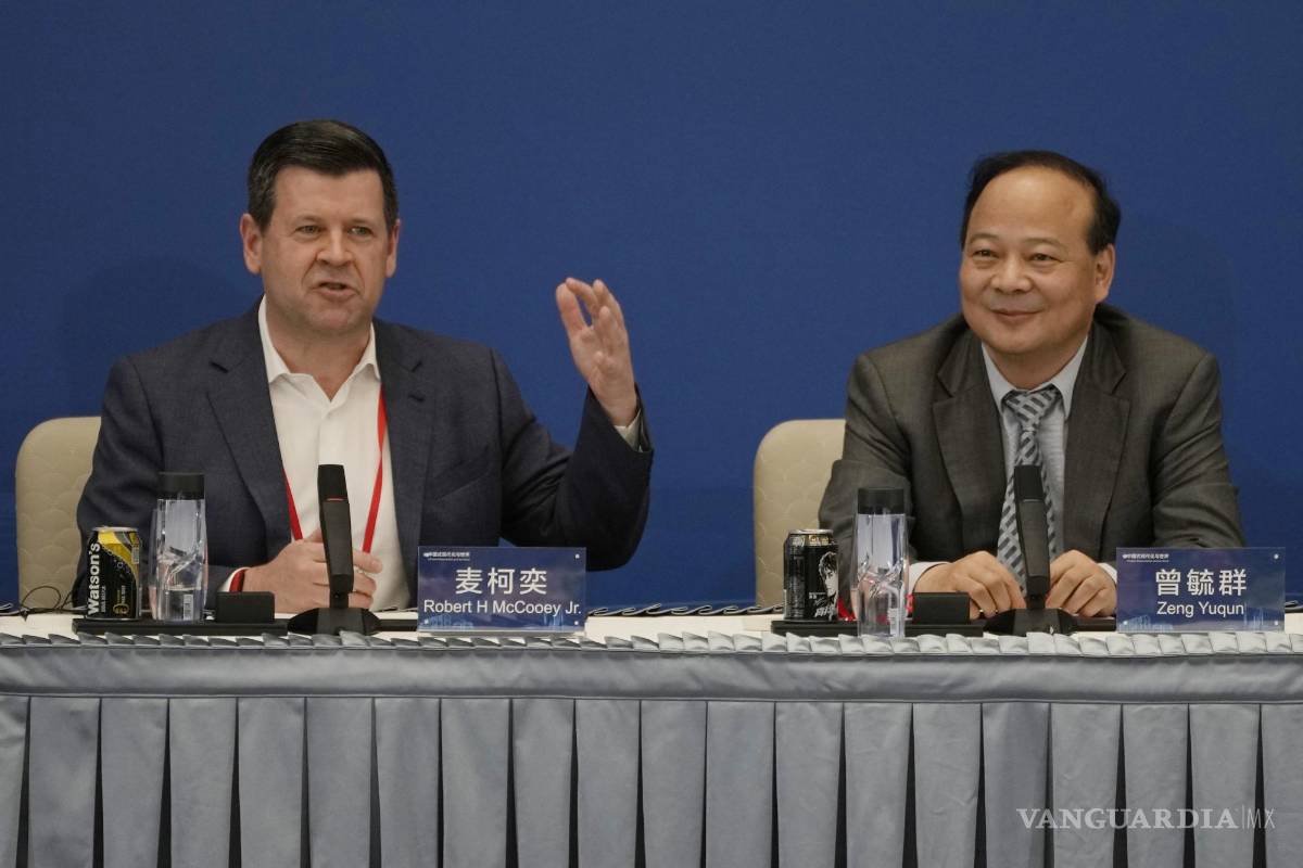 $!Robert H McCooey Jr., vicepresidente de Nasdaq, junto a Zeng Yuqun, del fundador y presidente del fabricante de baterías Contemporary Amperex Technology (CATL).