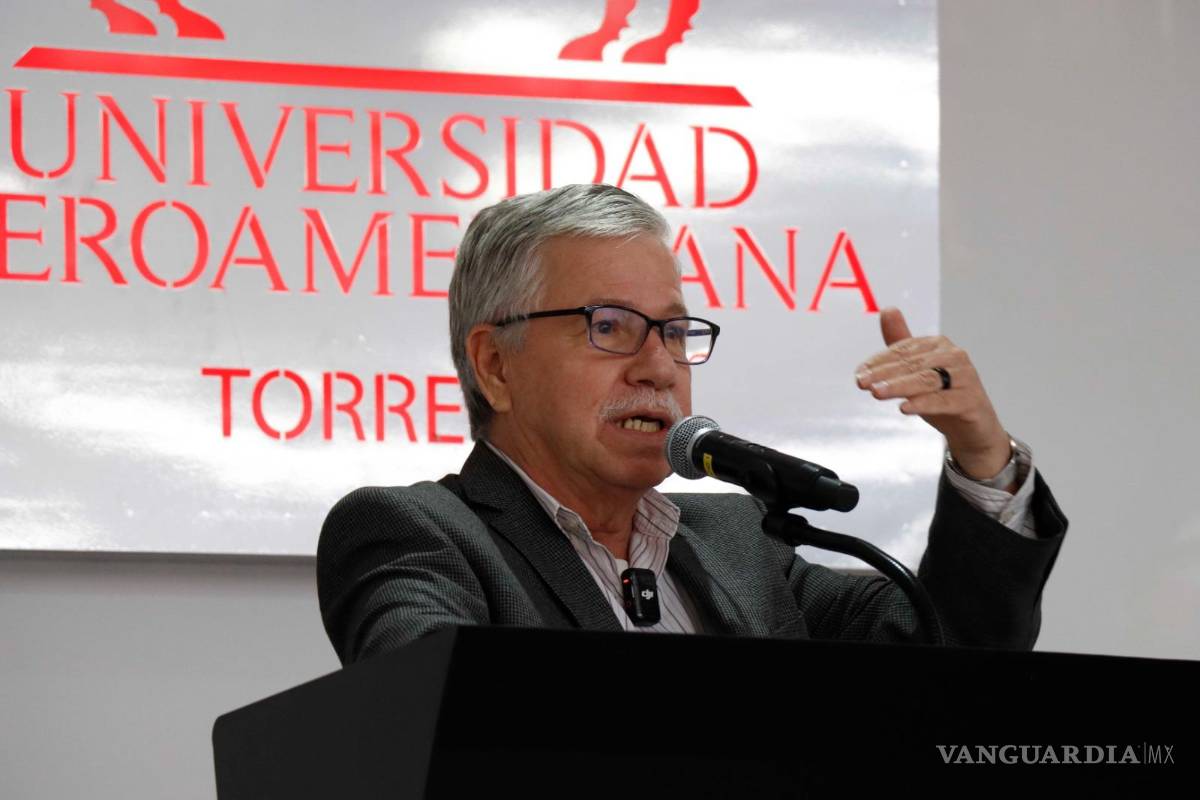 $!﻿El jesuita David Fernández en la Universidad Iberoamericana Torreón, donde presentó el Informe “Fue el Estado”.