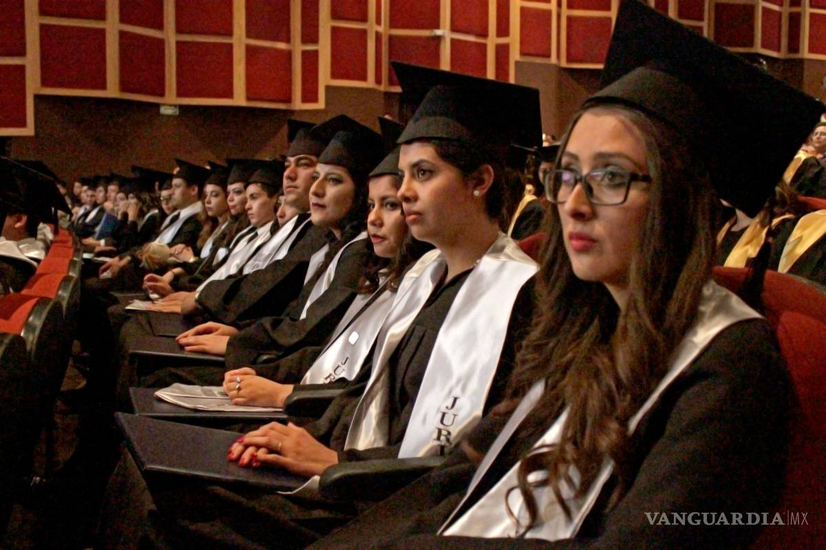 $!Lenin y Riquelme apadrinan graduación de Juris de la UAdeC