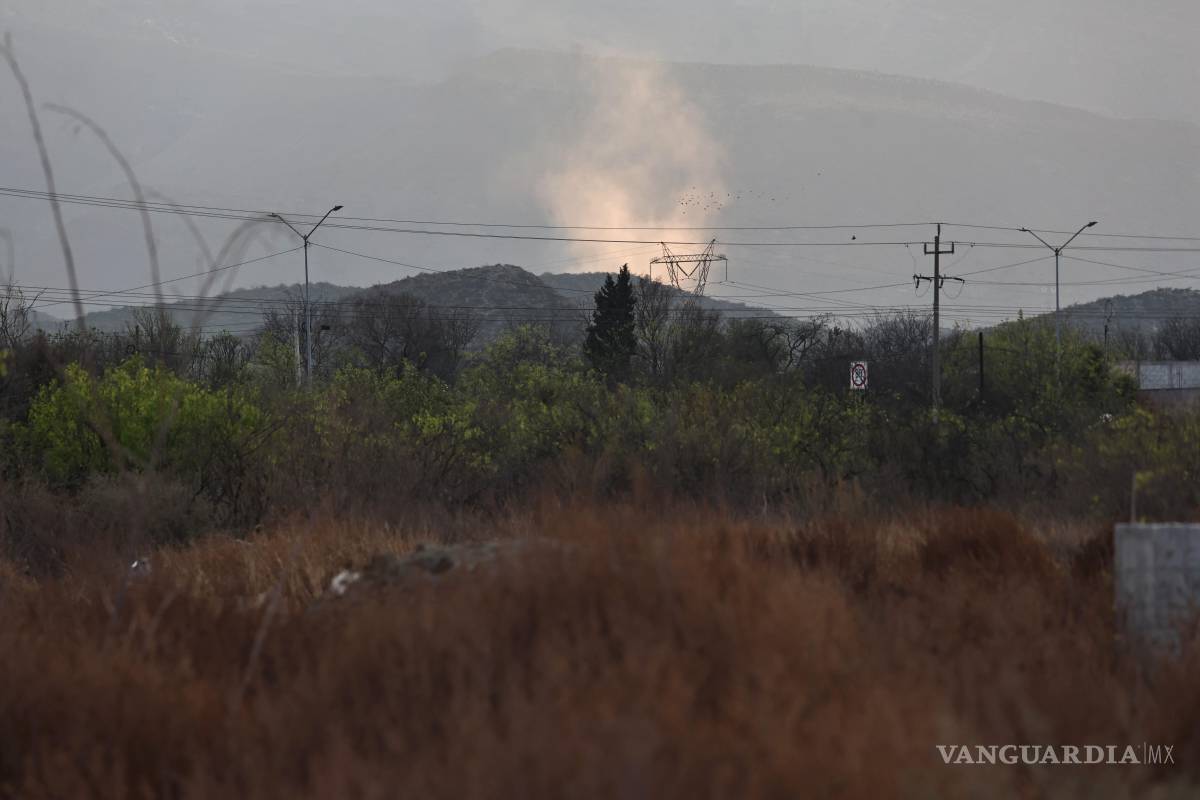 $!Vecinos del sector norponiente de Saltillo denunciaron que la quema de llantas en ladrilleras cercanas genera humo constante que invade viviendas y provoca molestias en la salud de las familias.