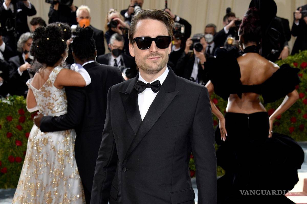 $!El protagonista de “Succesion” rompió la rigurosa etiqueta.