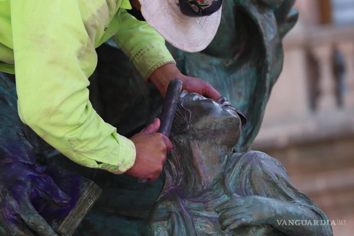 Cepillos metálicos en limpieza tras 8M alertan a restauradores: ‘le van a dar en la torre a escultura’