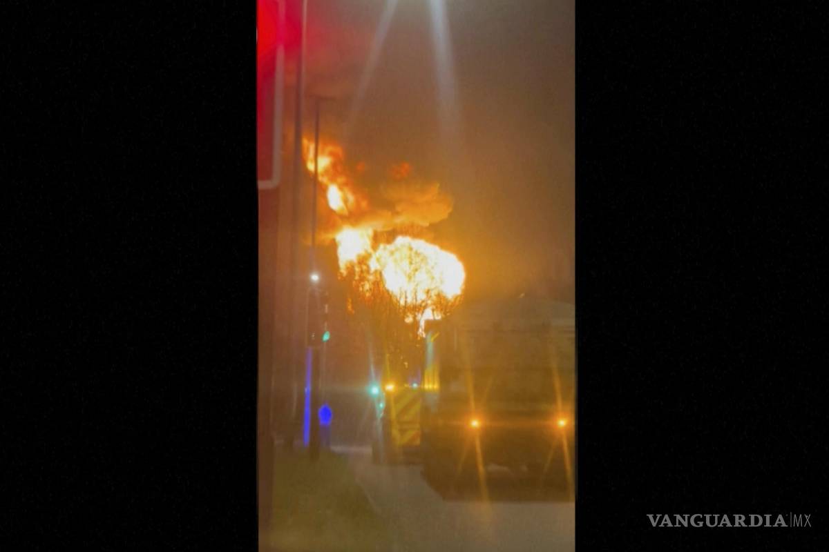$!Imagen tomada de un video de los servicios de emergencia en la escena de un incendio en una subestación eléctrica cerca del Aeropuerto de Heathrow.