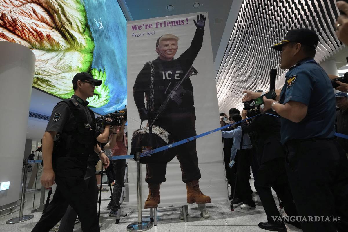 $!Manifestantes colocan una pancarta con la imagen de Donald Trump en la terminal de llegadas del Aeropuerto Internacional de Incheon, en Corea del Sur.