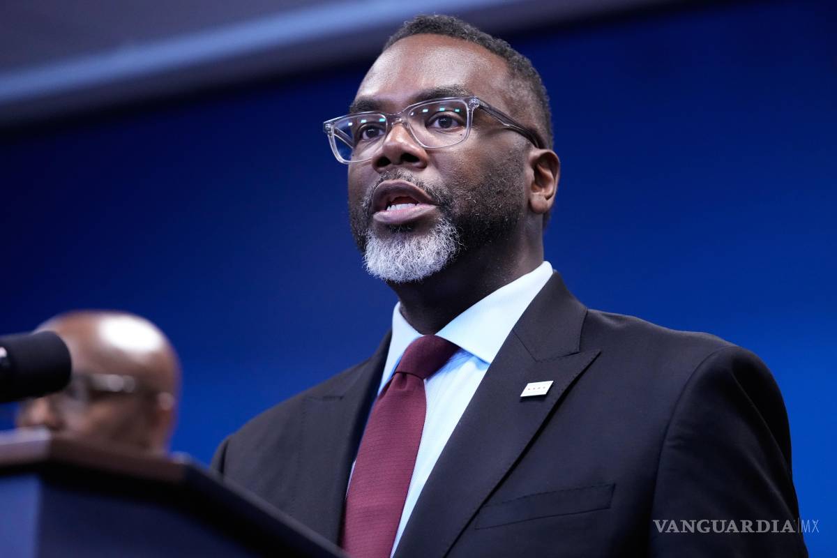 $!El alcalde de Chicago, Brandon Johnson, habla con los medios en una conferencia de prensa.