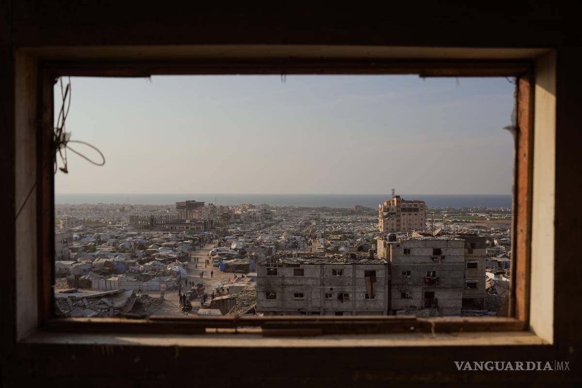$!Palestinos desplazados caminan por un campamento improvisado de tiendas de campaña en la zona de Muwasi, en Jan Yunis, en la Franja de Gaza.