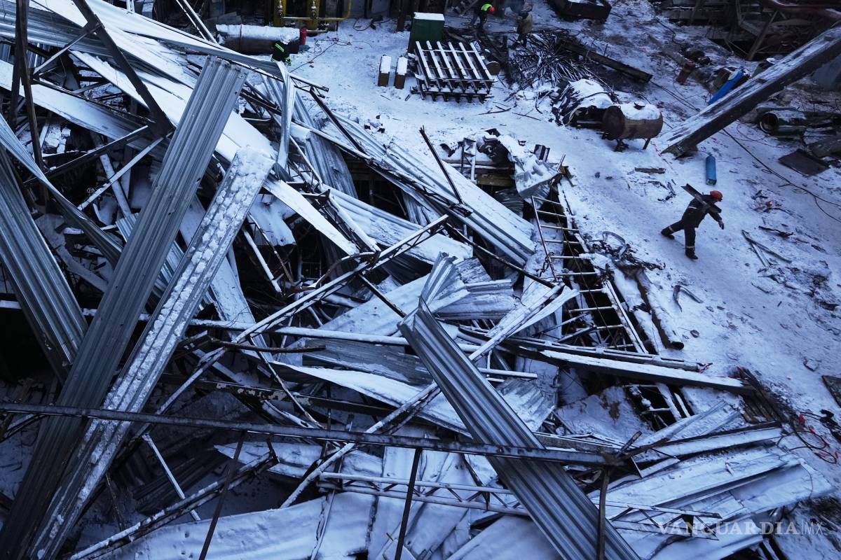 $!Los trabajadores reparan la planta eléctrica de la empresa DTEK destruida después de un ataque con misiles rusos al sistema energético del país en un lugar no revelado en Ucrania.