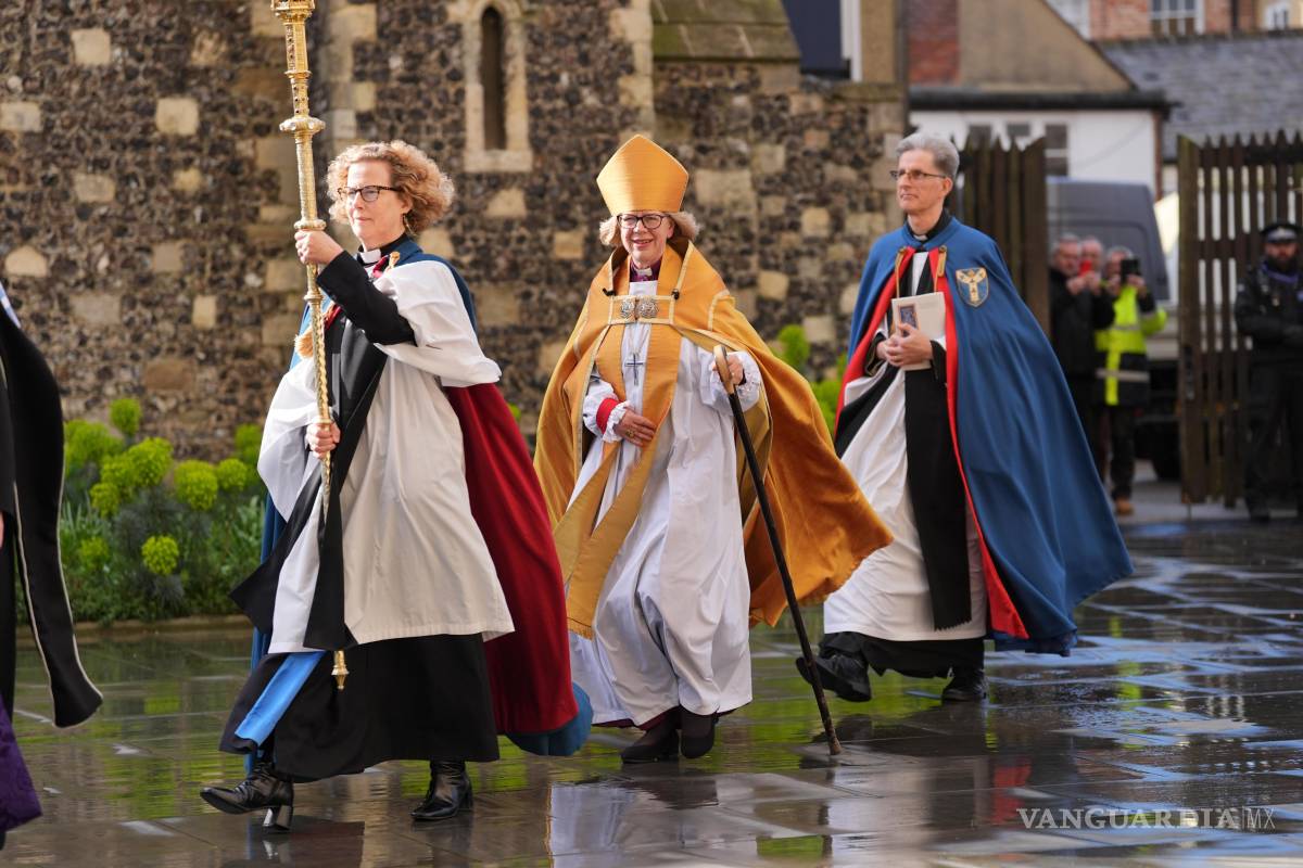 $!La arzobispa de Canterbury, Dame Sarah Mullally (en el centro), llega antes de la ceremonia de entronización que la investirá como la 106.ª arzobispa de Canterbury.