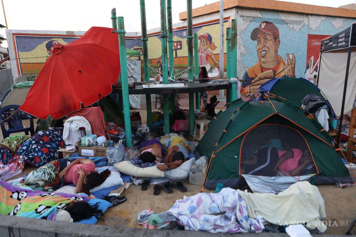 $!Personas cuyas casas resultaron dañadas por los terremotos duermen a la intemperie frente a un estadio de béisbol en Catia La Mar, Venezuela.