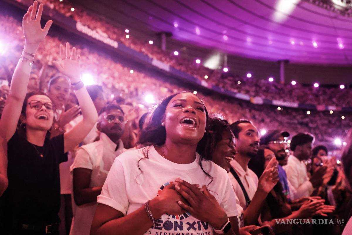 $!Los fieles vitorean al Papa León XIV en el Stade de France en Saint-Denis, cerca de París, durante una vigilia de oración con jóvenes.