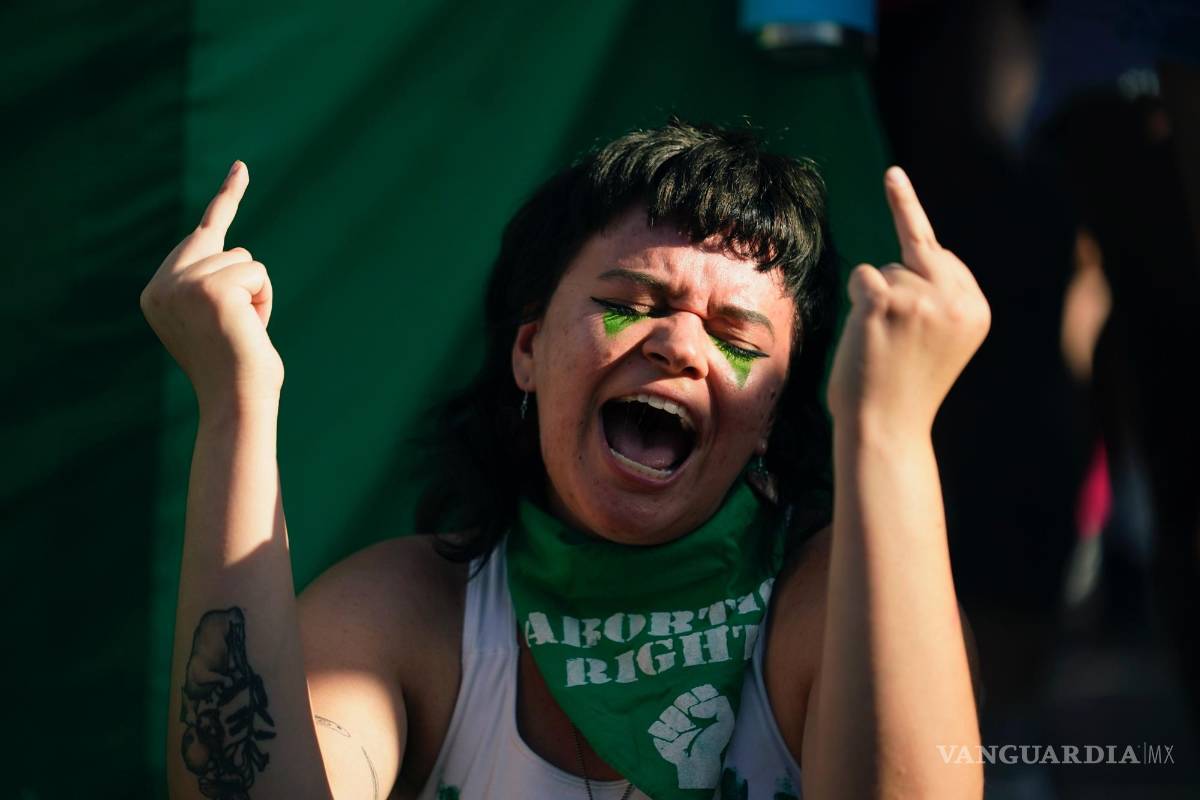 $!Una manifestante protesta cerca del capitolio estatal luego de la decisión de la Corte Suprema de revocar Roe v. Wade en Austin, Texas.