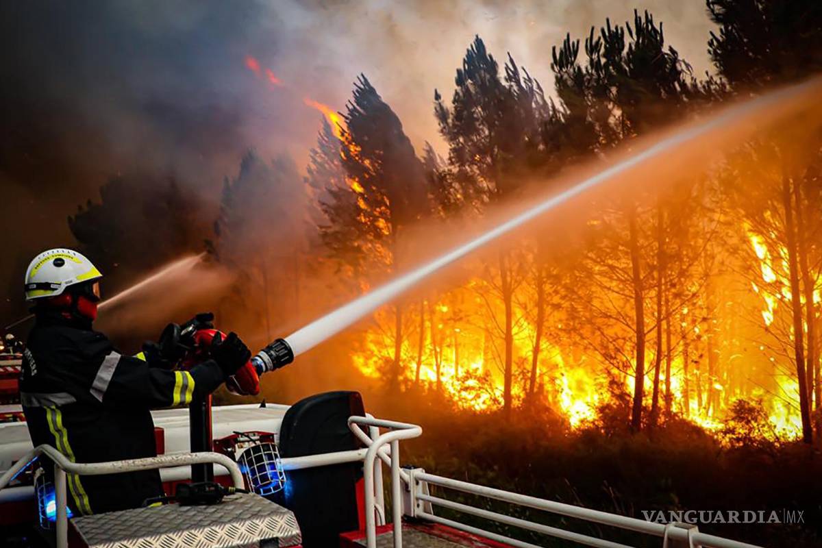 $!Esta foto proporcionada por el cuerpo de bomberos de la región de Gironda (SDIS 33) bomberos combaten un incendio forestal cerca de Landiras, Francia.