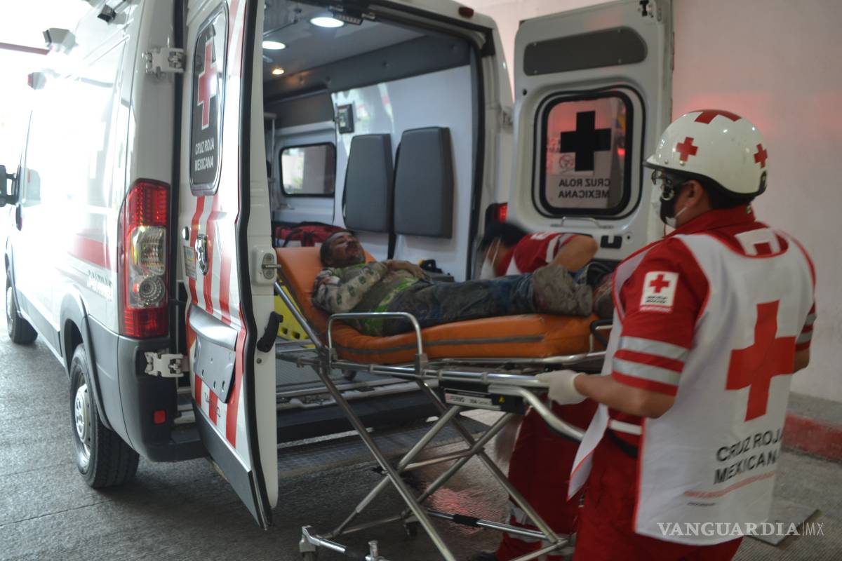 Queda albañil inconsciente tras resbalar de escalera al norte de Saltillo