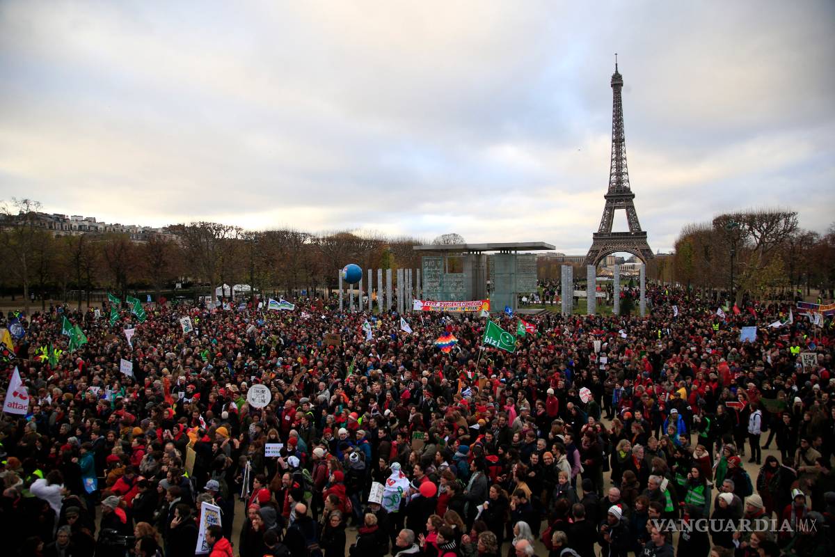 ONG muestran en la calle de París su desacuerdo con el acuerdo de la COP21