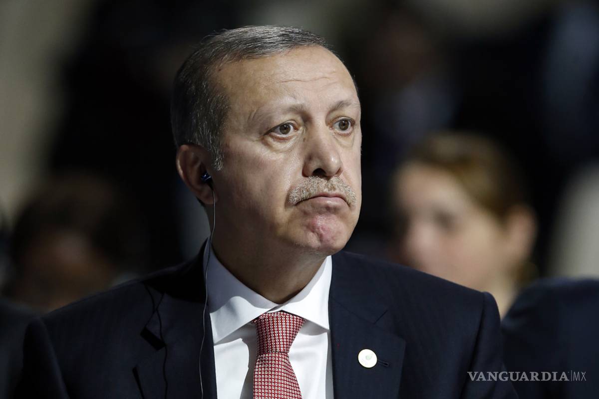 Erdogan promete renunciar si se demuestra que Turquía compra petróleo al EI