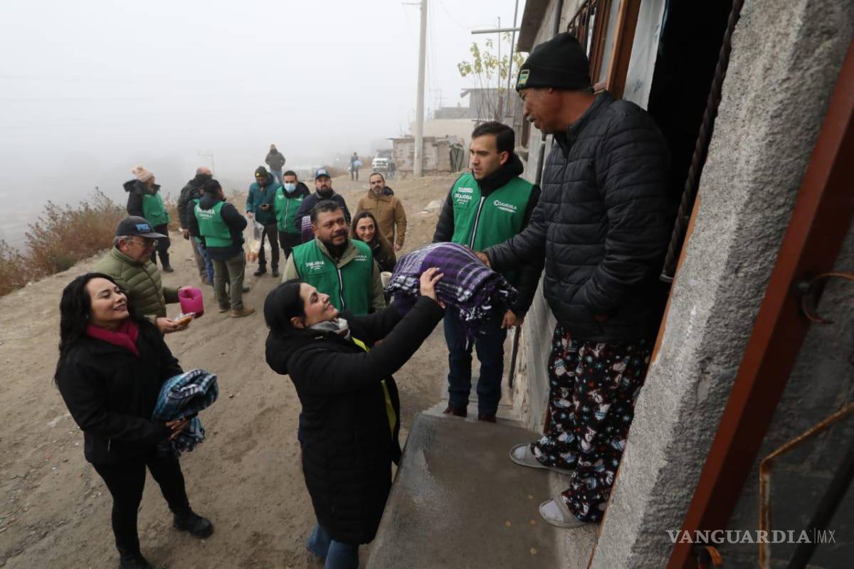 $!Cobijas, alimentos y bebidas calientes fueron repartidos entre los vecinos.