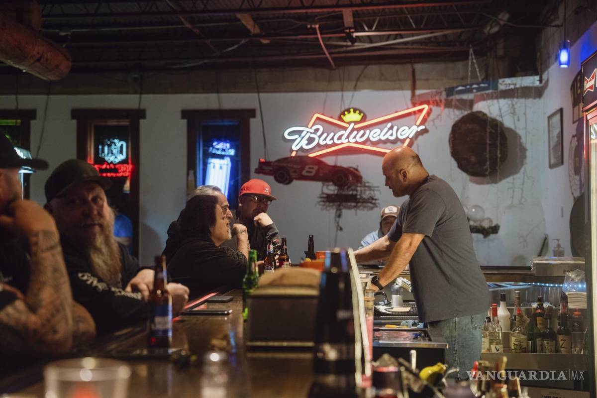 $!Mark Gallegos, a la derecha, exalcalde de Questa y propietario de El Monte Carlo, un bar en el pueblo de Questa, Nuevo México.