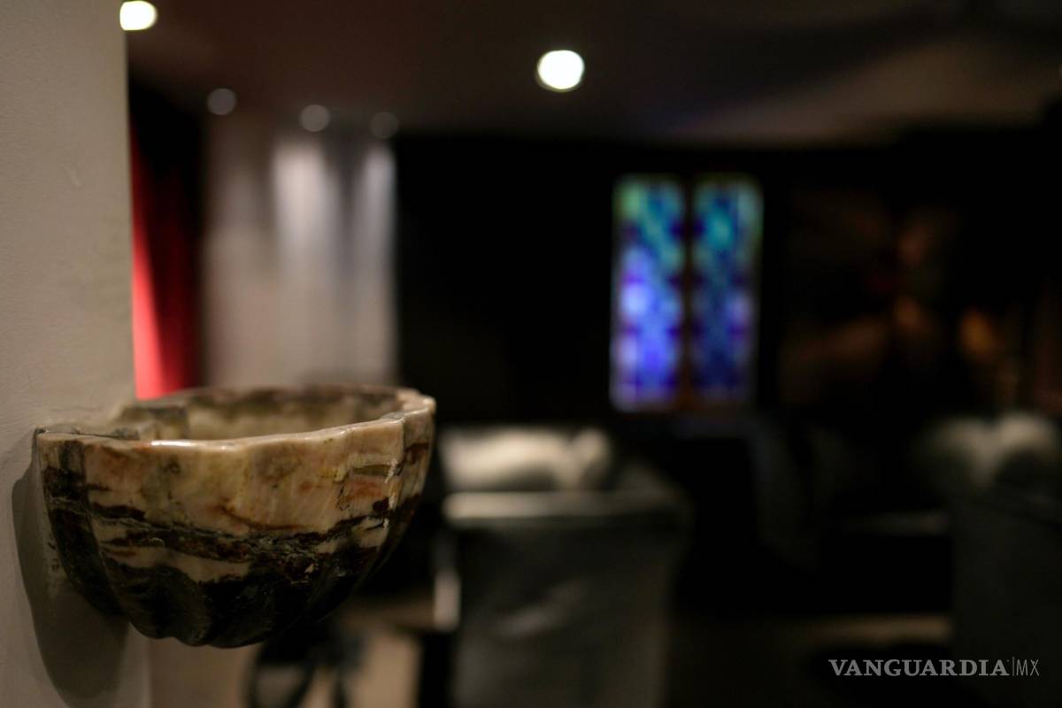 $!Una fuente de agua bendita se coloca en la entrada del hotel Martin’s Patershof en el centro de Mechelen, Bélgica.