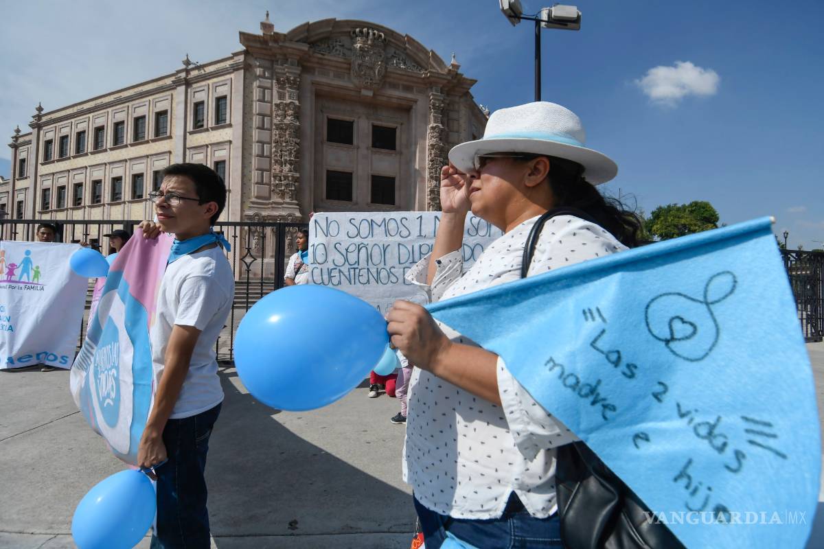$!Marchan en Saltillo a favor de la vida y la familia tradicional; en 17 estados, en pro del aborto