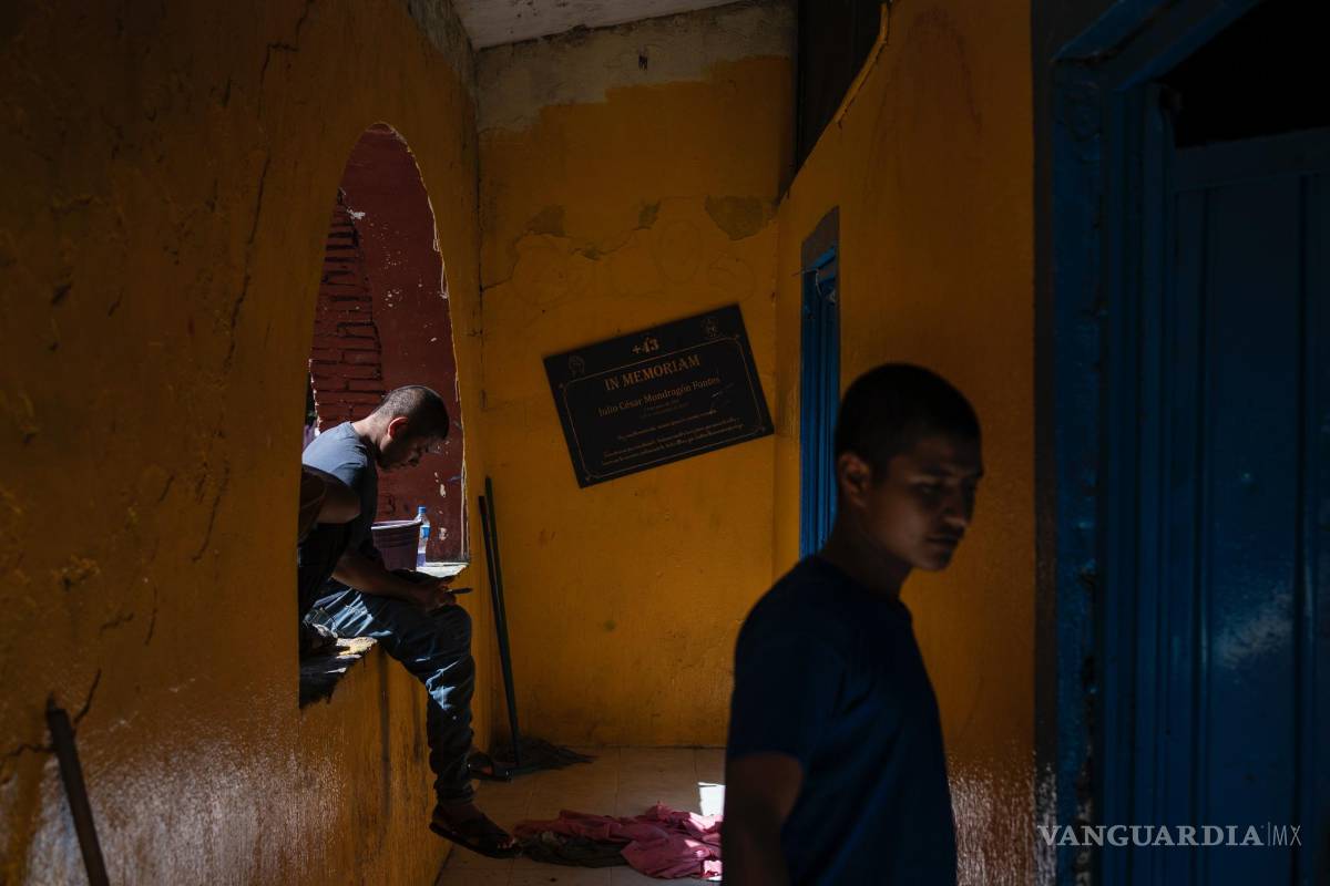 $!Un estudiante de primer año de la escuela Normal Rural Raúl Isidro Burgos y un cartel hace referencia al nombre de uno de los 43 estudiantes desaparecidos.