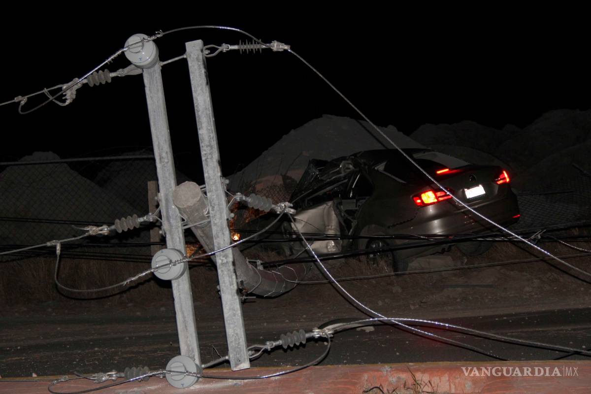 $!Conductor choca contra poste y pierde la vida en Saltillo