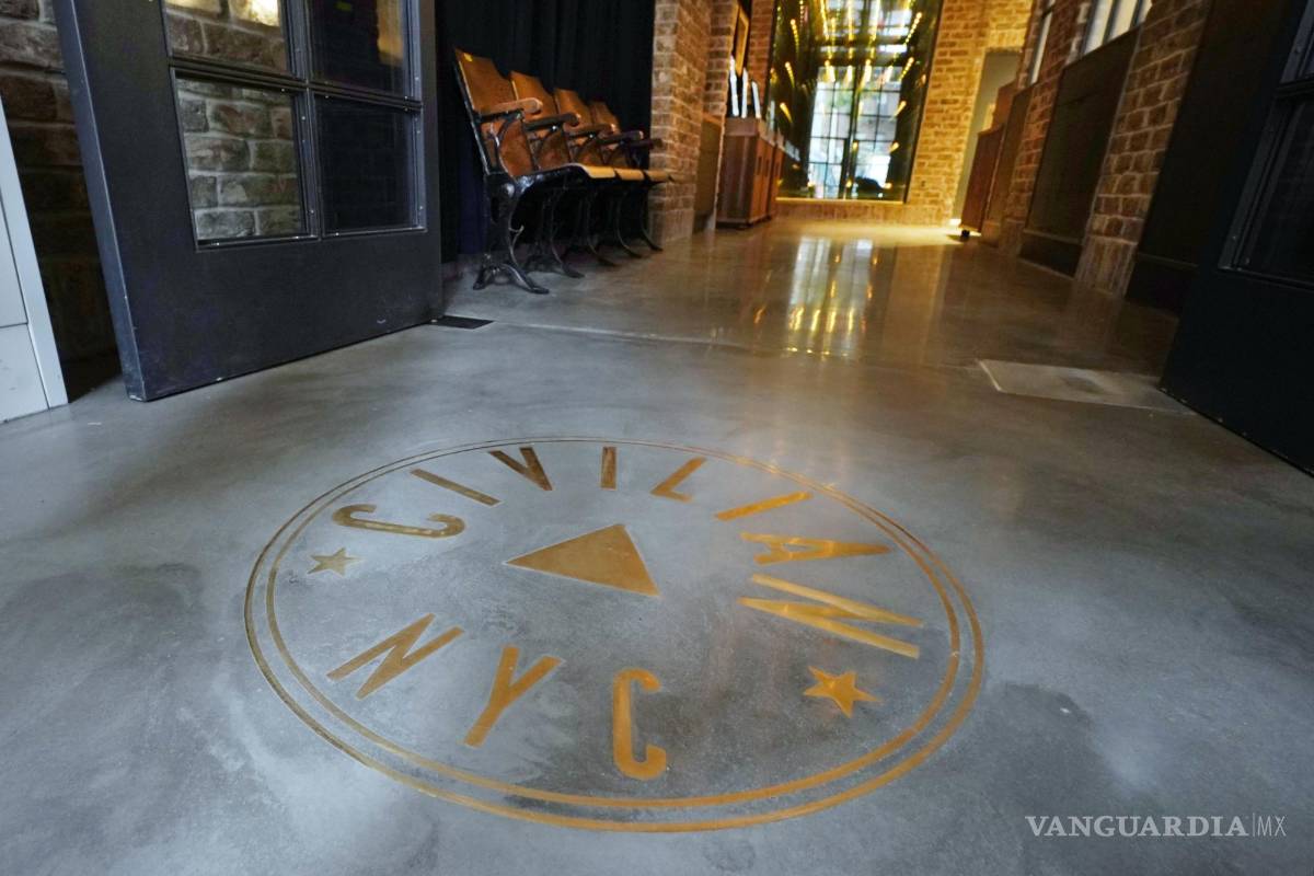 $!Pasillo del hotel The Civilian de Nueva York, que rinde homenaje a Broadway y sus trabajadores, con asientos rescatados de un teatro. AP/Richard Drew