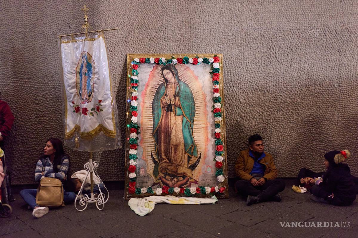 $!Peregrinos descansan junto a una imagen de la Virgen de Guadalupe en el exterior de su basílica, en la Ciudad de México, el 11 de diciembre de 2025.