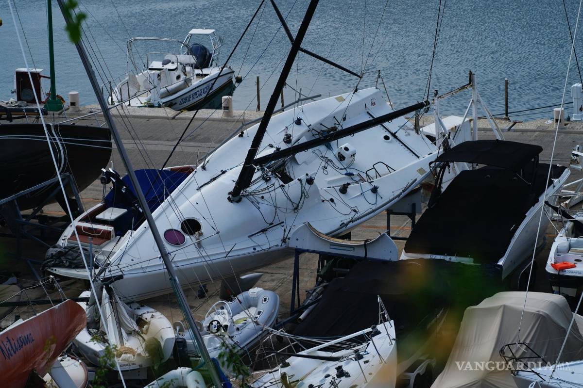 $!Un bote volcado tras la devastación que dejó el paso del huracán Otis, en Acapulco, México, el viernes 10 de noviembre de 2023.