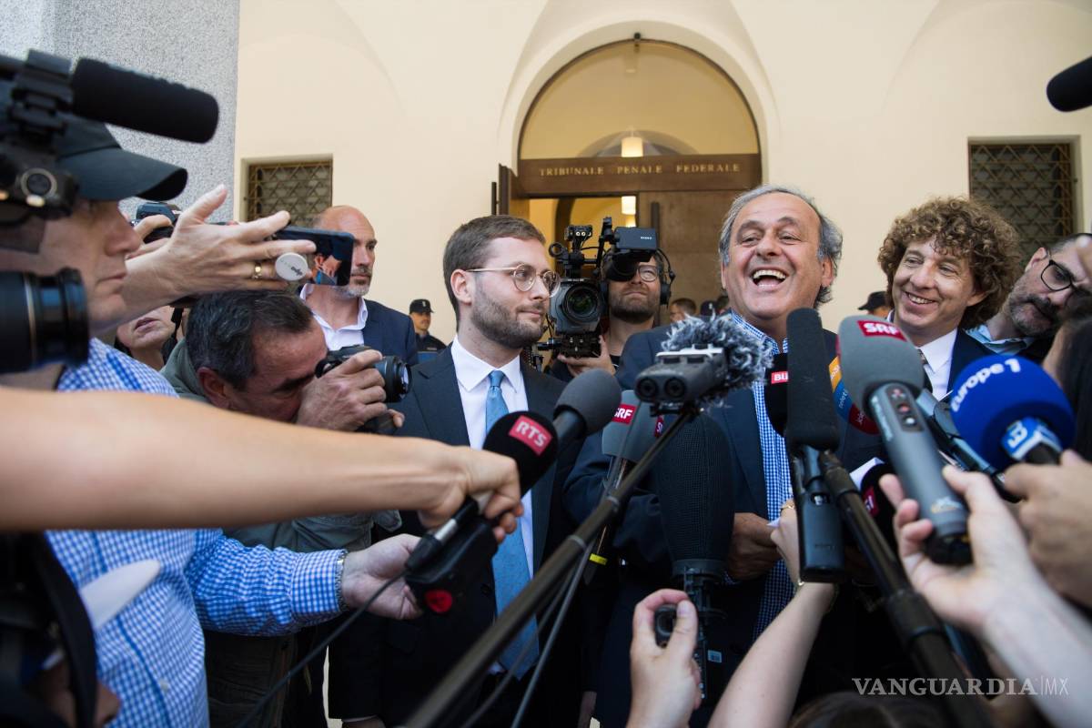 $!El expresidente de la Asociación Europea de Fútbol UEFA Michel Platini (c) habla con la prensa después de que se anunció el veredicto, en Bellinzona, Suiza.