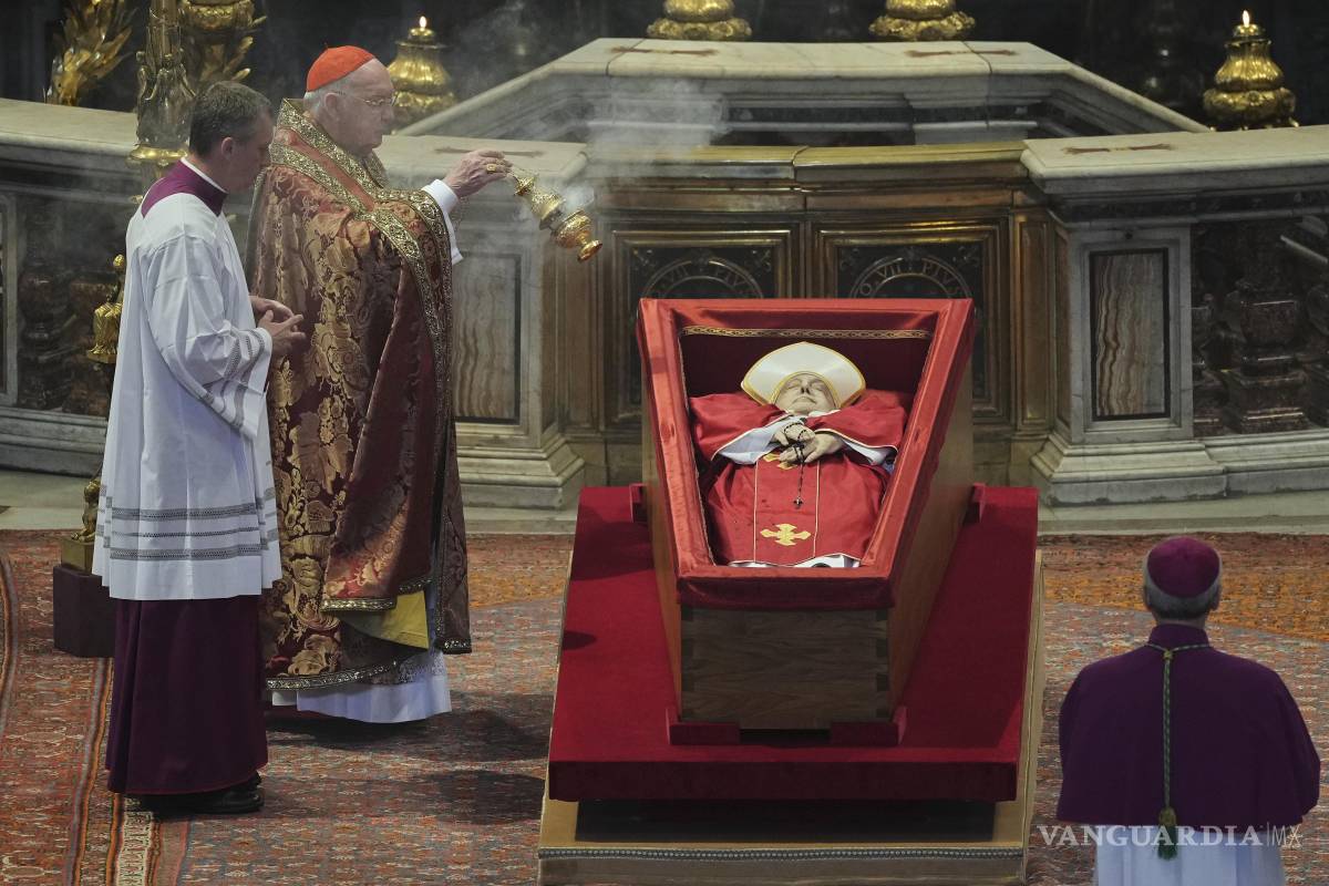 $!El camarlengo del Vaticano, el cardenal Joseph Farrell, quema incienso en torno al cuerpo del papa Francisco, dentro de la basílica de San Pedro en el Vaticano.