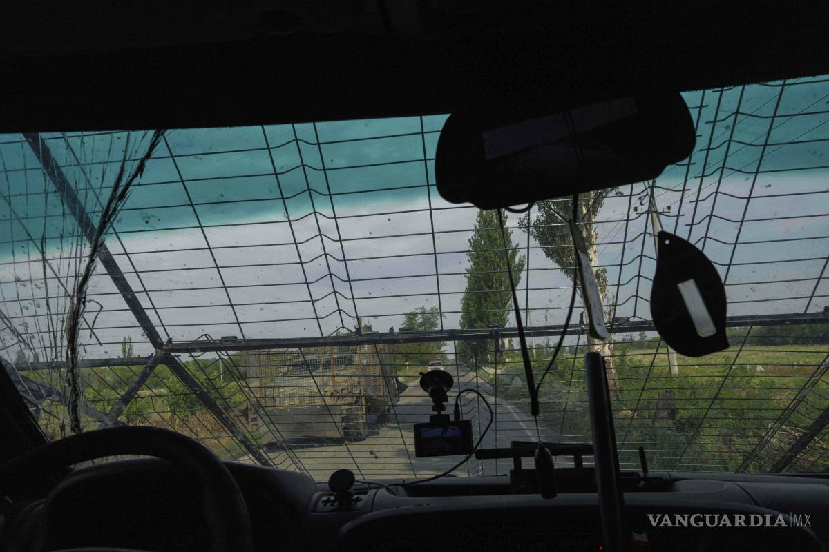 $!Un vehículo blindado circula por una calle cerca de Kostiantynivka, Ucrania, el martes 2 de septiembre de 2025.