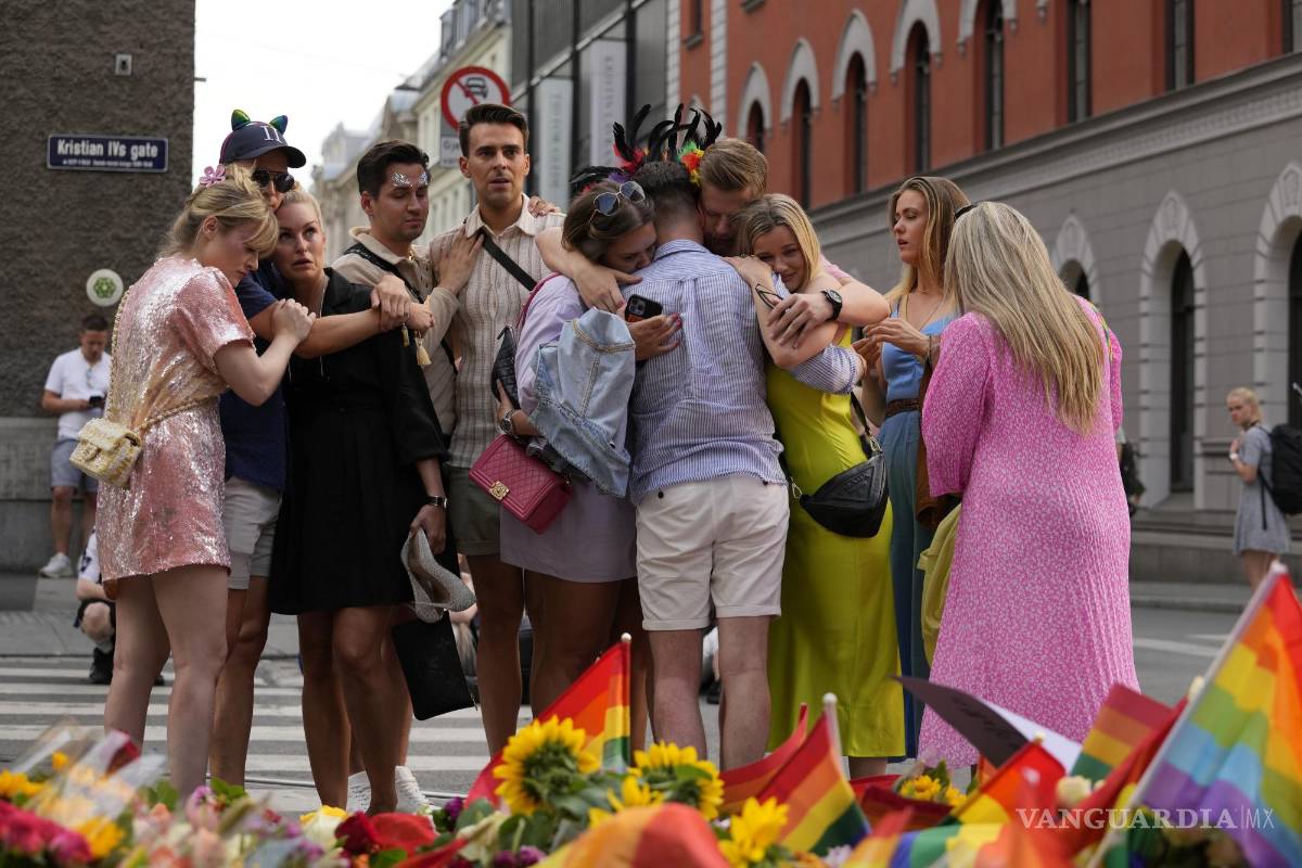 $!Personas se consuelan en la escena de un tiroteo en Oslo, Noruega. Un hombre asesinó a dos hombres y dejó a más de 20 heridos durante el festival LGBTQ Pride.