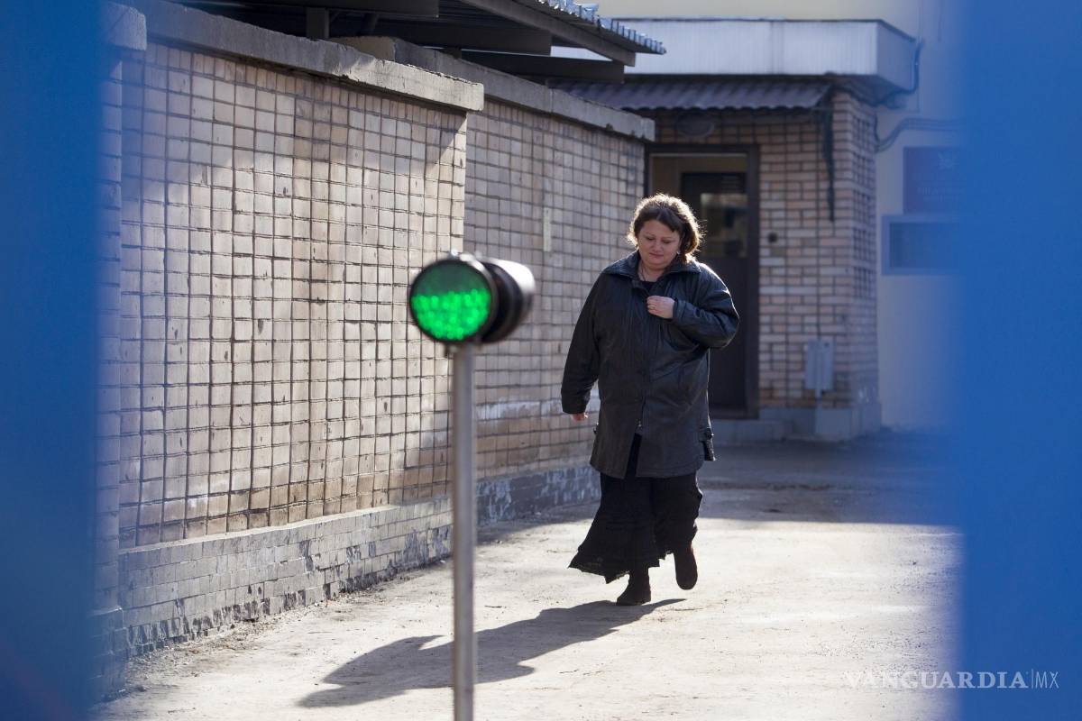 $!Oksana Sevastidi sale de la prisión de Lefortovo en Moscú, Rusia, el domingo 12 de marzo de 2017.