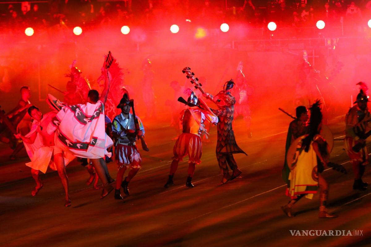 $!Con un espectáculo multidisciplinario que incluyo actuación, luces, sonido, juegos pirotécnicos y baile se realizó en el Zócalo, La Grandeza de México, como parte de los festejos de los 200 años de la Independencia de México. Cuartoscuro/Moisés Pablo