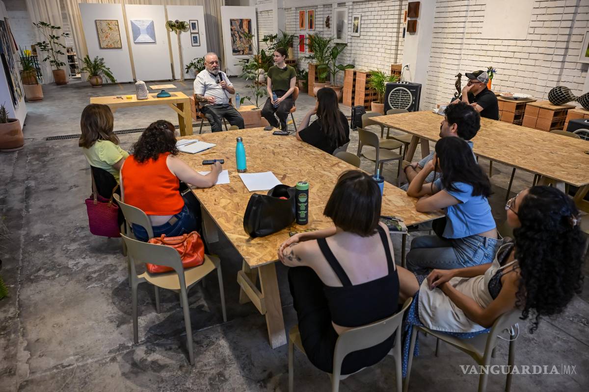 $!David Zimbrón comparte su experiencia con la cerámica con artistas de Saltillo