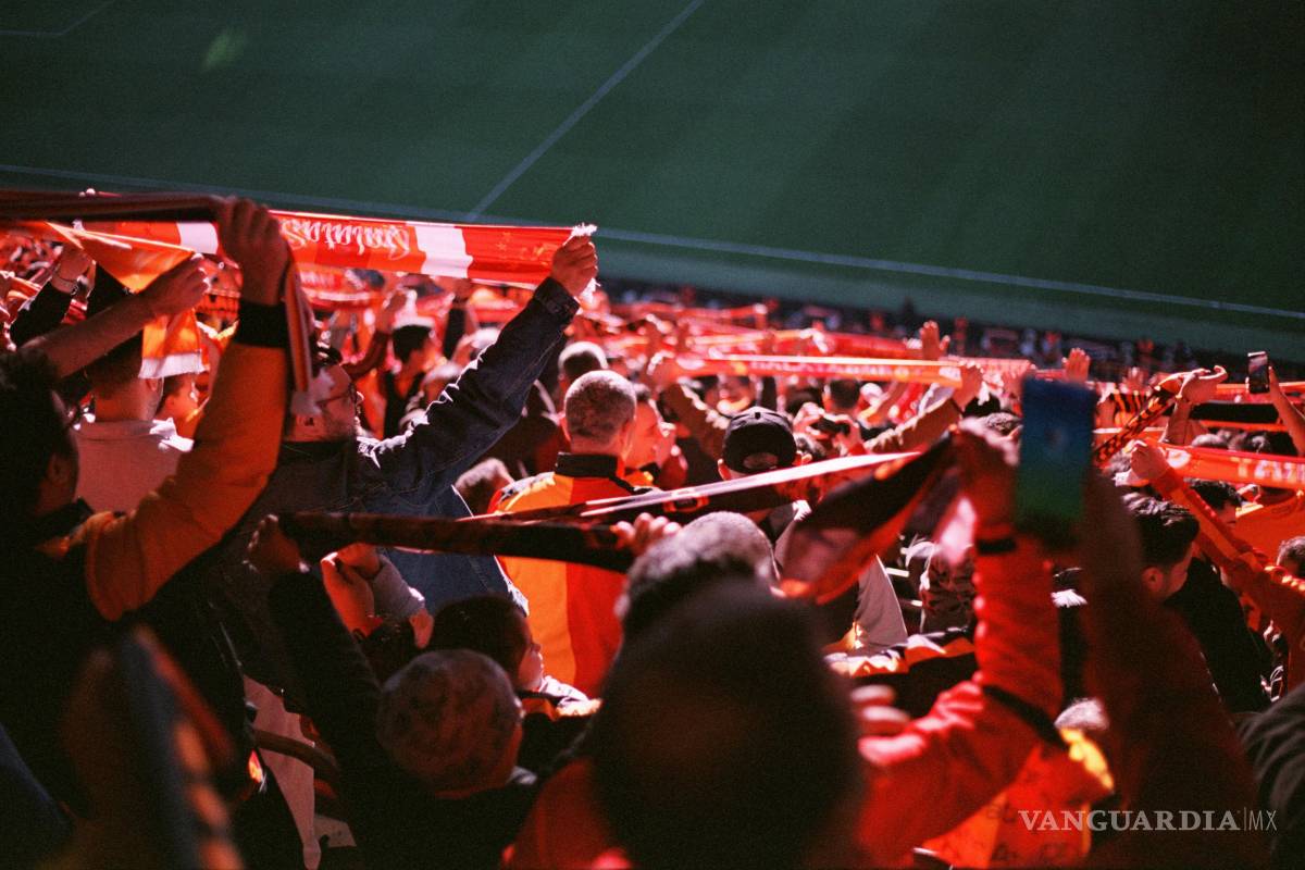 ¿Amor por la camiseta? Charlarán sobre la pasión por el futbol (y la ciencia detrás) en la FILC