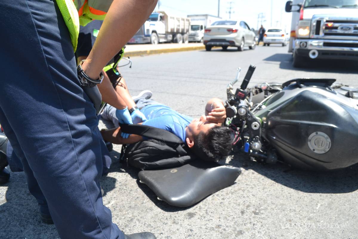 Agente de la FGE de Coahuila impacta contra un tráiler y resulta lesionado