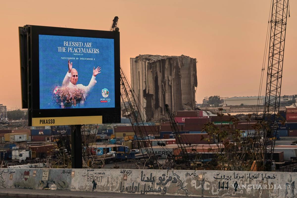 $!Un anuncio publicitario con la imagen de León XIV, antes de su visita al puerto de Beirut y un grafiti que dice “Víctimas de la explosión del puerto de Beirut”.