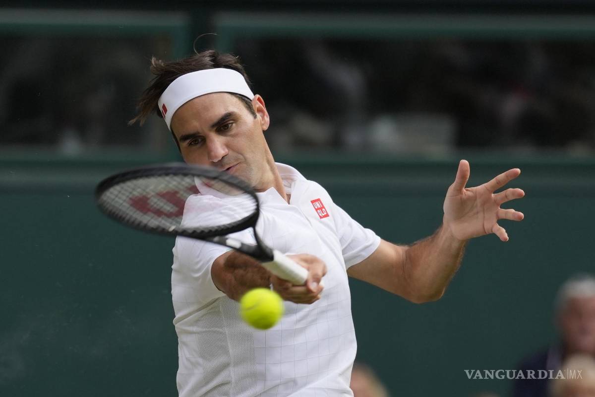 $!Roger Federer juega contra Hubert Hurkacz durante el partido de cuartos de final del Campeonato de Tenis de Wimbledon en Londres, el 7 de julio de 2021.