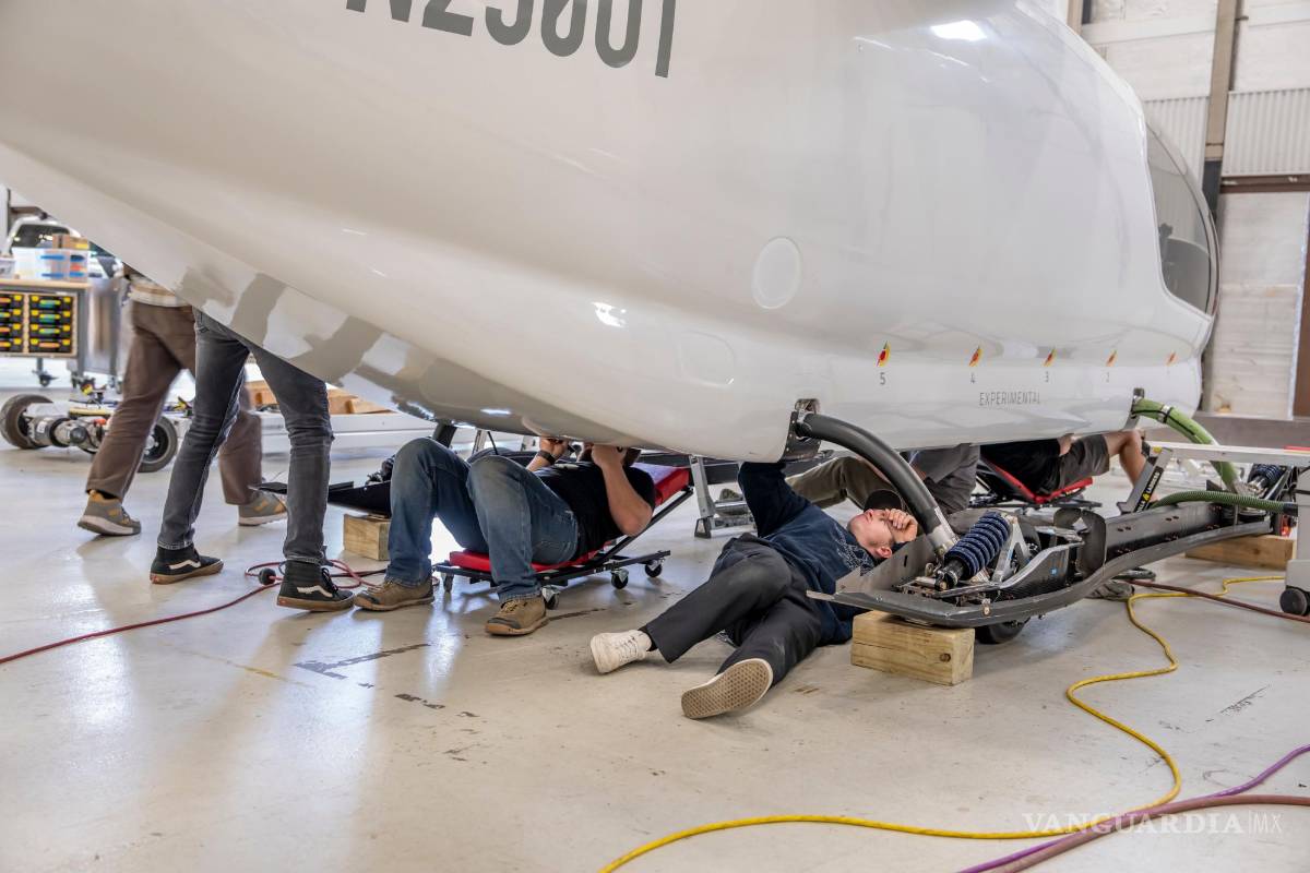 $!Empleados de Beta Technologies preparan el compartimiento de la batería en un avión eléctrico experimental CX300 en Plattsburgh, Nueva York.