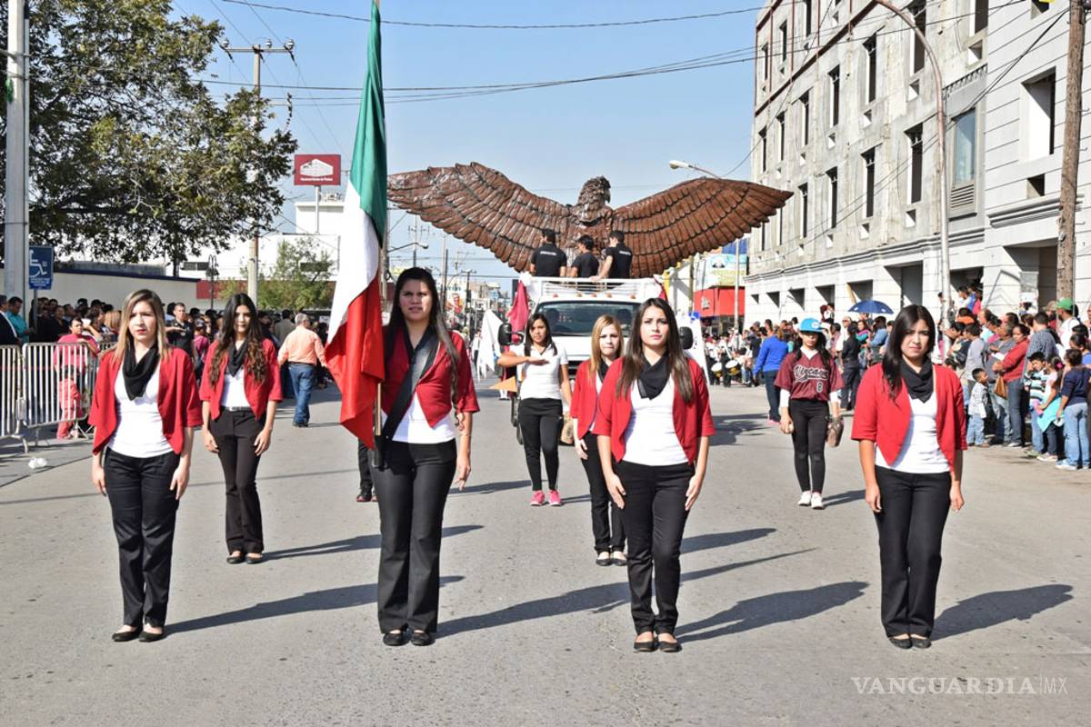 Monclovenses participan en desfile de la Revolución
