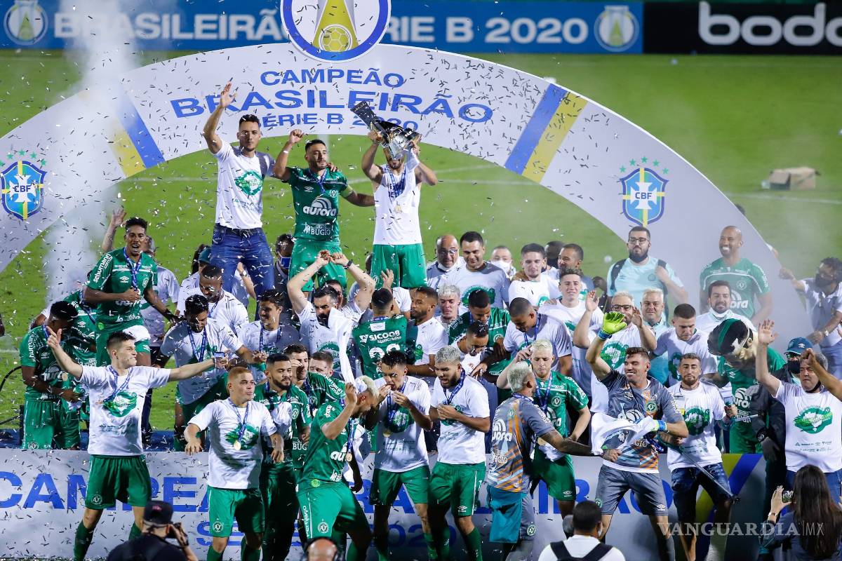 Chapecoense es campeón de la Serie B de Brasil con uno de los sobrevivientes a la tragedia