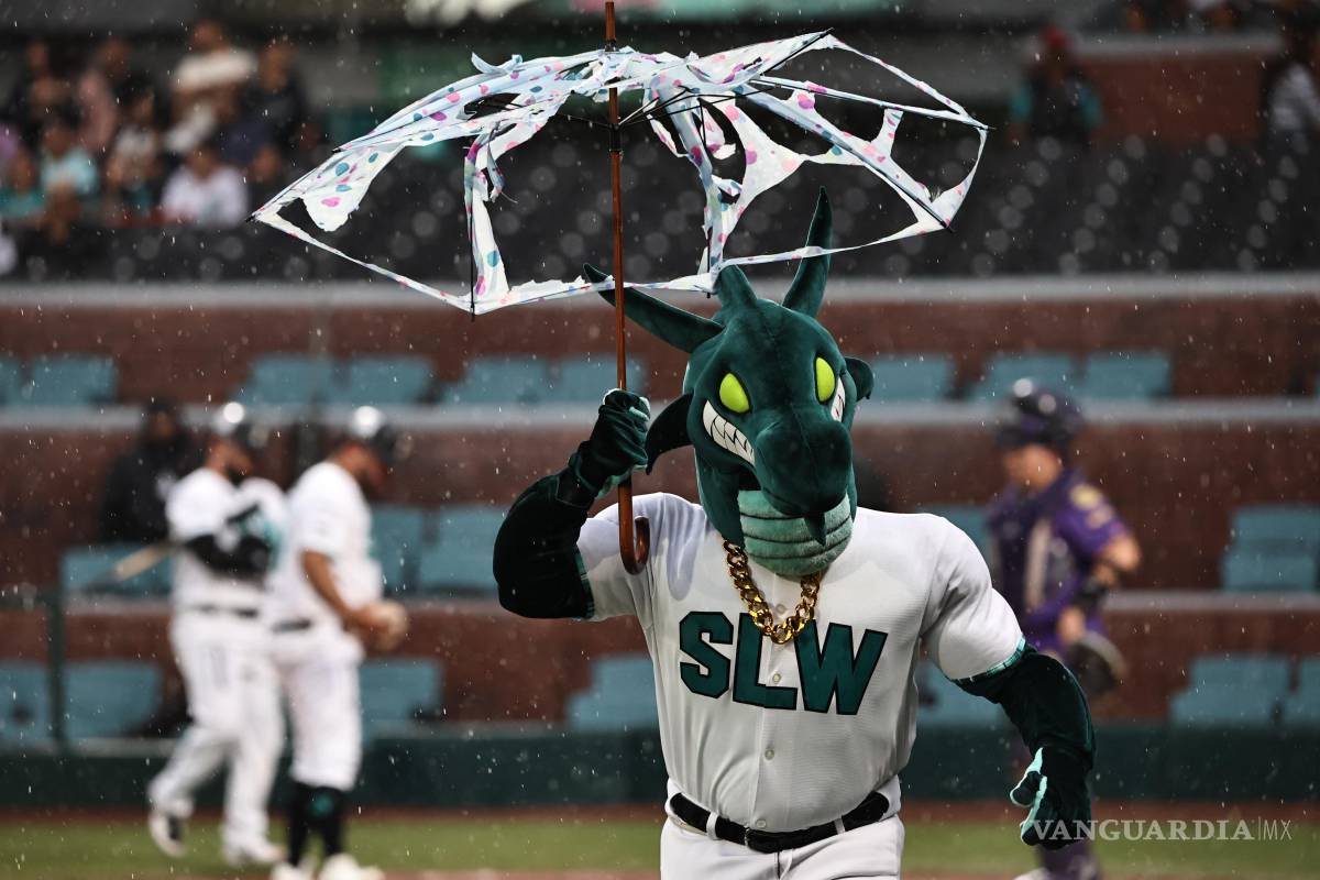 $!La lluvia provocó una pausa en el juego durante las primeras entradas, pero el duelo pudo completarse en el Francisco I. Madero.